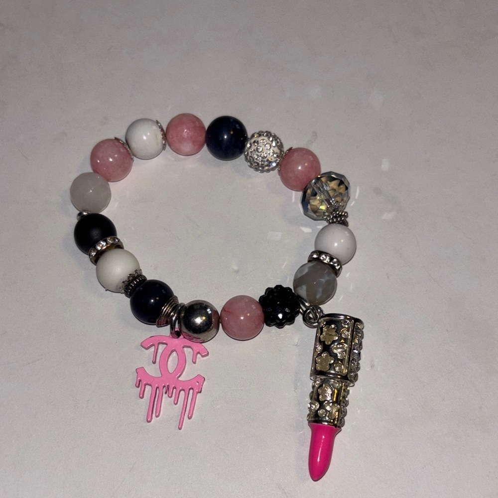 BRACELET…COSTUME JEWELRY….ELASTIC MULTICOLORED BEADS PINKS BLACK CLEAR 2 CHARMS